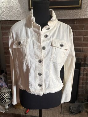 Women's White Button-Front Denim Jacket with Frayed Hem